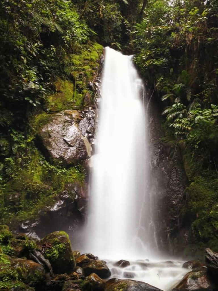 Magestuosa cascada del duende